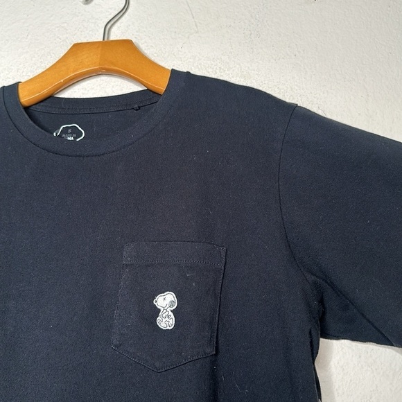 Uniqlo X Kaws X Peanuts Snoopy Patch Black Pocket Short Sleeve Tee Shirt Small - Picture 5 of 8